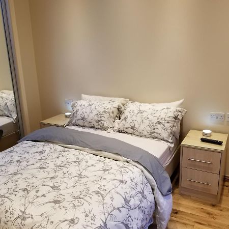 London Luxury Apartment 4 Bedroom Sleeps 12 People With 4 Bathrooms 1 Min Walk From Station Wanstead エクステリア 写真