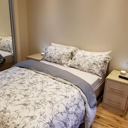 London Luxury Apartment 4 Bedroom Sleeps 12 People With 4 Bathrooms 1 Min Walk From Station Wanstead エクステリア 写真