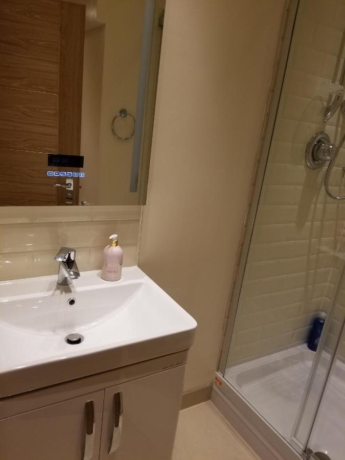 London Luxury Apartment 4 Bedroom Sleeps 12 People With 4 Bathrooms 1 Min Walk From Station Wanstead エクステリア 写真