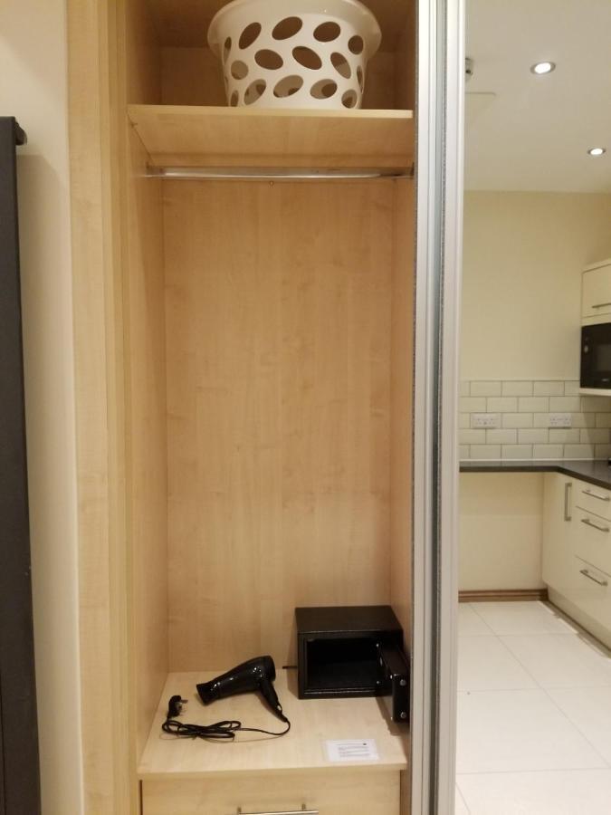 London Luxury Apartment 4 Bedroom Sleeps 12 People With 4 Bathrooms 1 Min Walk From Station Wanstead エクステリア 写真