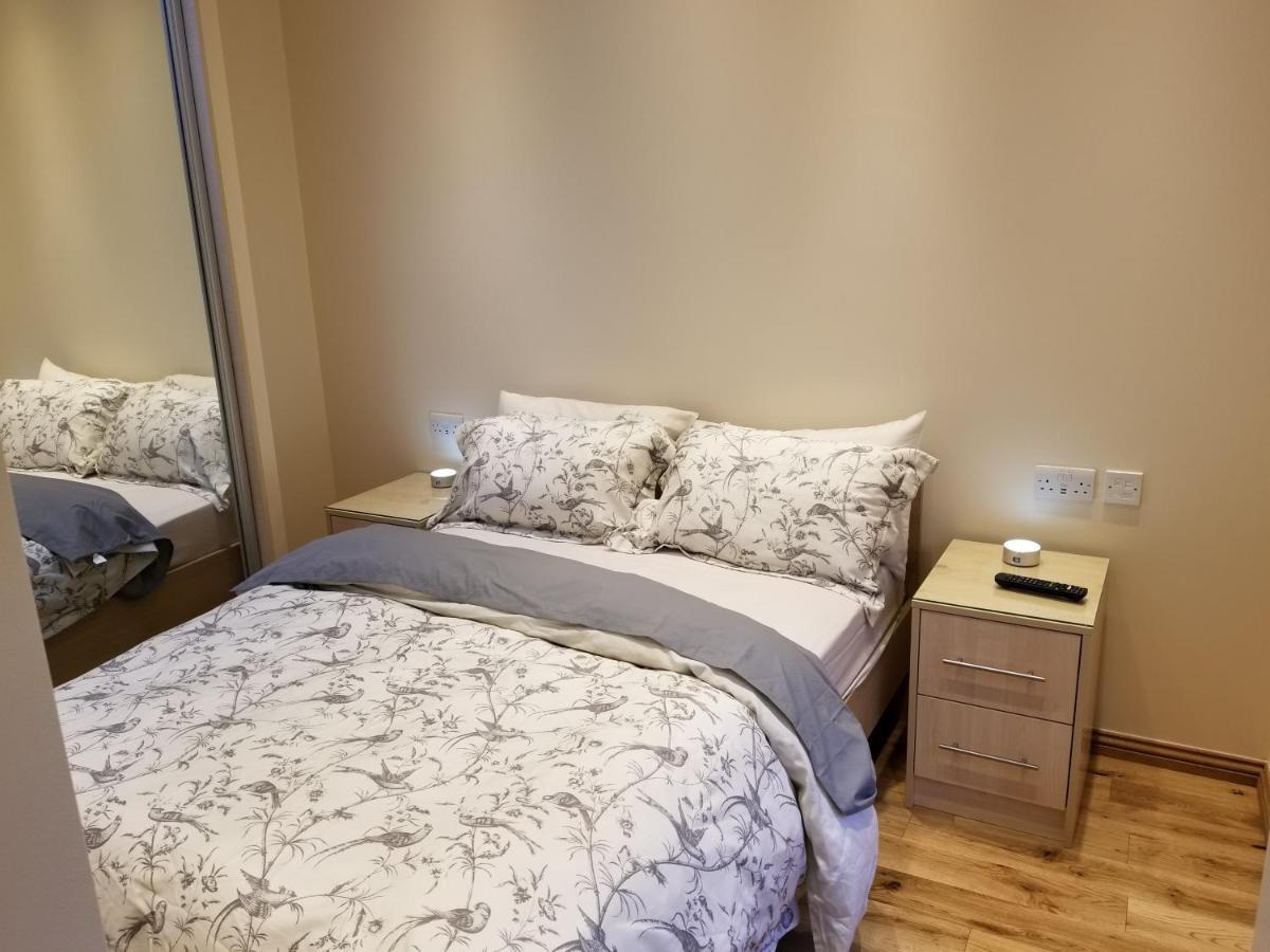 London Luxury Apartment 4 Bedroom Sleeps 12 People With 4 Bathrooms 1 Min Walk From Station Wanstead エクステリア 写真