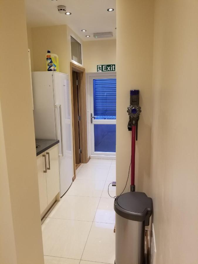 London Luxury Apartment 4 Bedroom Sleeps 12 People With 4 Bathrooms 1 Min Walk From Station Wanstead エクステリア 写真