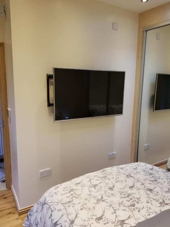 London Luxury Apartment 4 Bedroom Sleeps 12 People With 4 Bathrooms 1 Min Walk From Station Wanstead エクステリア 写真