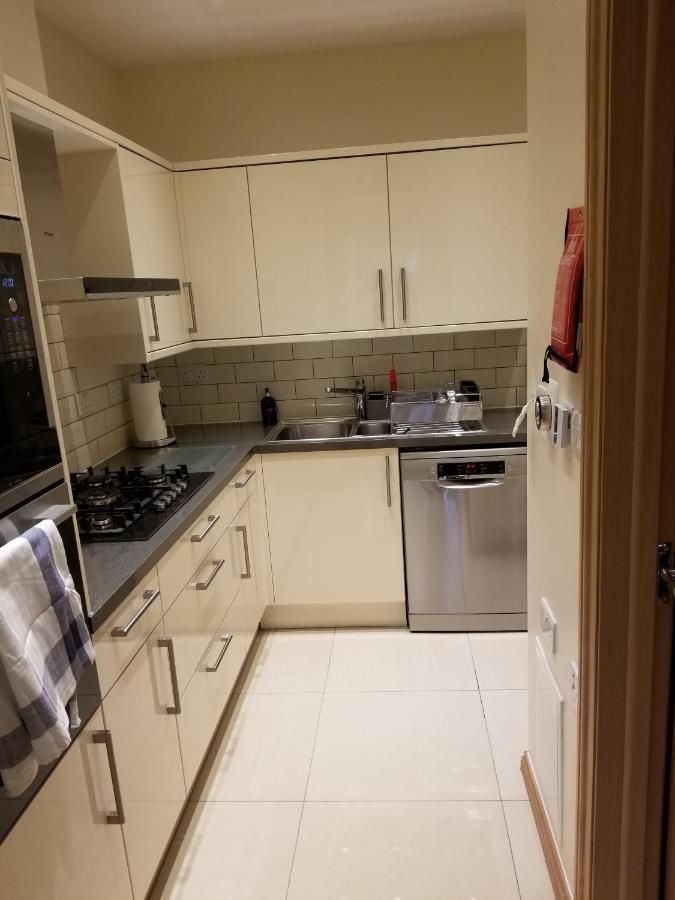 London Luxury Apartment 4 Bedroom Sleeps 12 People With 4 Bathrooms 1 Min Walk From Station Wanstead エクステリア 写真