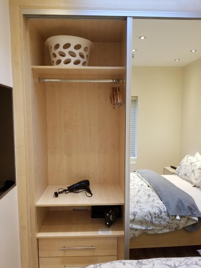 London Luxury Apartment 4 Bedroom Sleeps 12 People With 4 Bathrooms 1 Min Walk From Station Wanstead エクステリア 写真