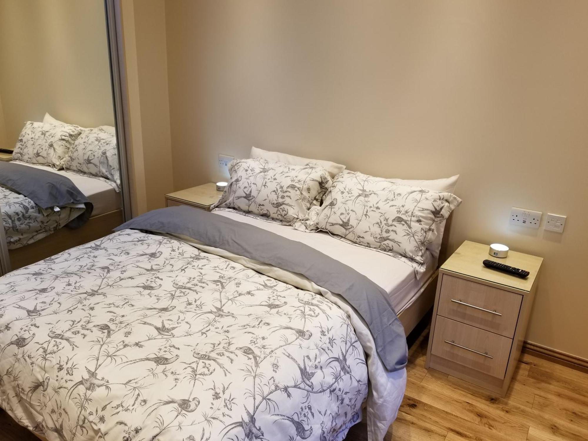 London Luxury Apartment 4 Bedroom Sleeps 12 People With 4 Bathrooms 1 Min Walk From Station Wanstead エクステリア 写真